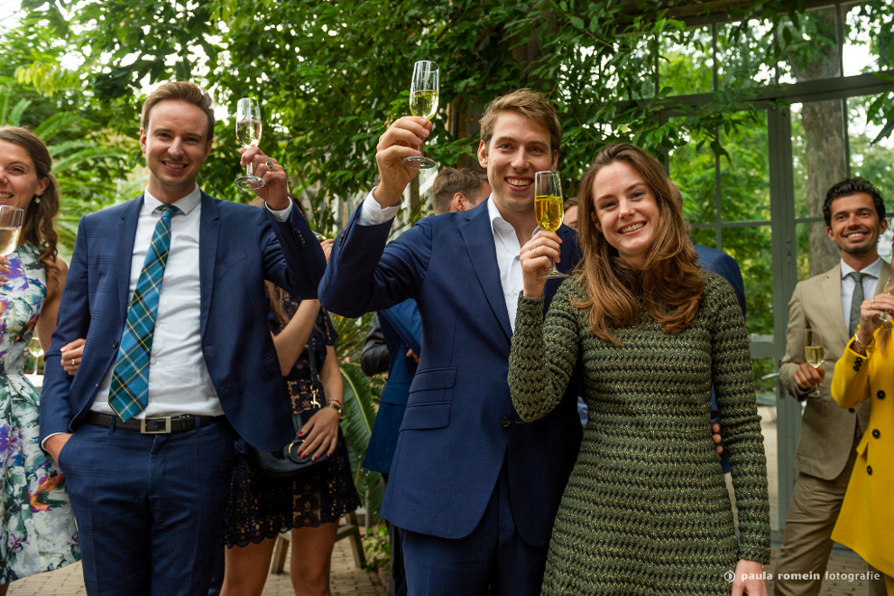 bruidspaar, trouwen, fotograaf, trouwfotograaf, Amsterdam, bruid, bruidegom, Hortus Botanicus , trouwceremonie, toosten, toost, champagne