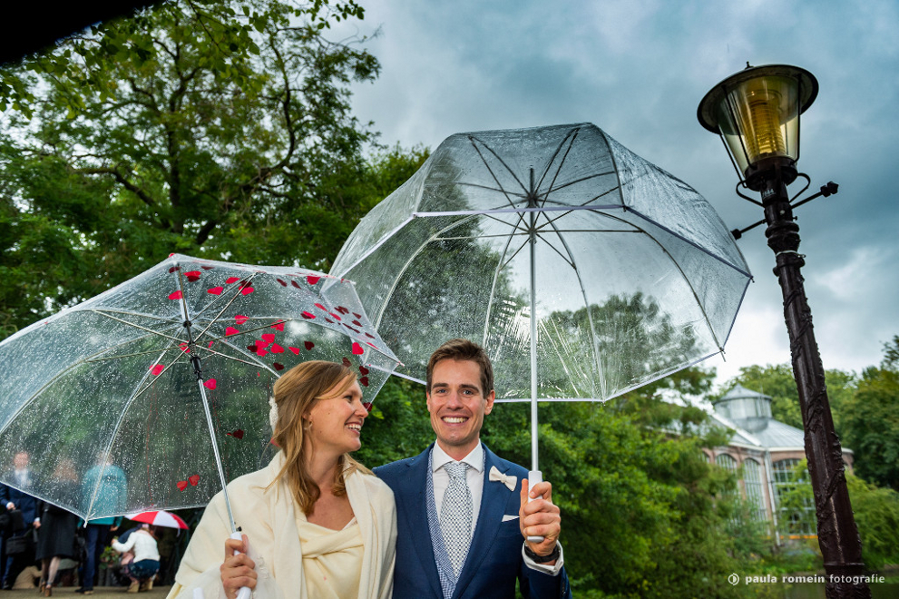 bruidspaar, trouwen, fotograaf, trouwfotograaf, Amsterdam, bruid, bruidegom, Hortus Botanicus, trouwreceptie, regenen, paraplu