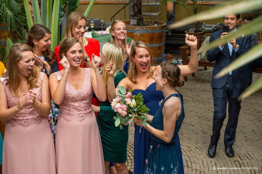 bruidspaar, trouwen, fotograaf, trouwfotograaf, Amsterdam, bruid, bruidegom, Hortus Botanicus, trouwreceptie, trouwboeket