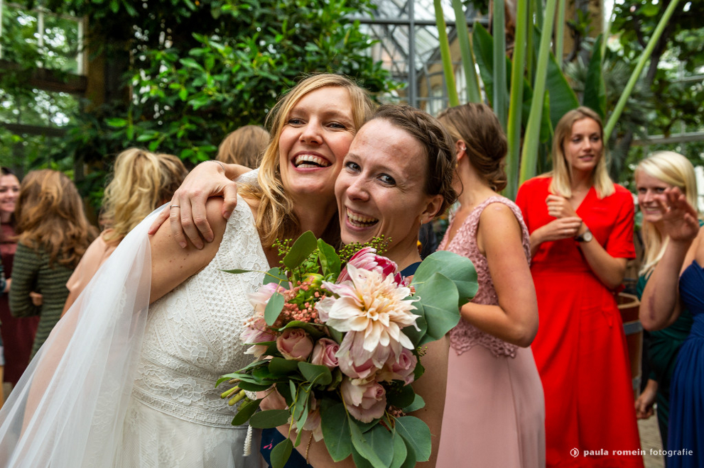 bruidspaar, trouwen, fotograaf, trouwfotograaf, Amsterdam, bruid, bruidegom, Hortus Botanicus, trouwreceptie, trouwboeket vangen
