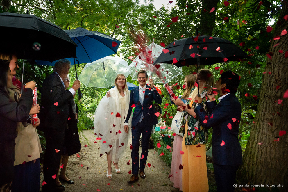 bruidspaar, trouwen, fotograaf, trouwfotograaf, Amsterdam, bruid, bruidegom, Hortus Botanicus, trouwreceptie, paraplu's, confetti