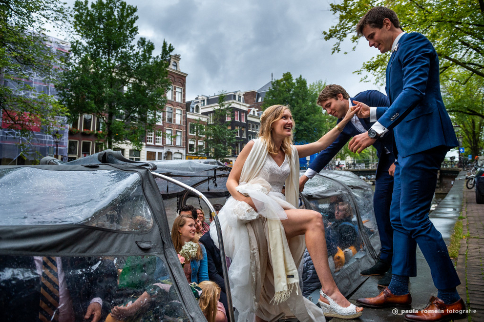 bruidspaar, trouwen, fotograaf, trouwfotograaf, Amsterdam, bruid, bruidegom, varen, boot