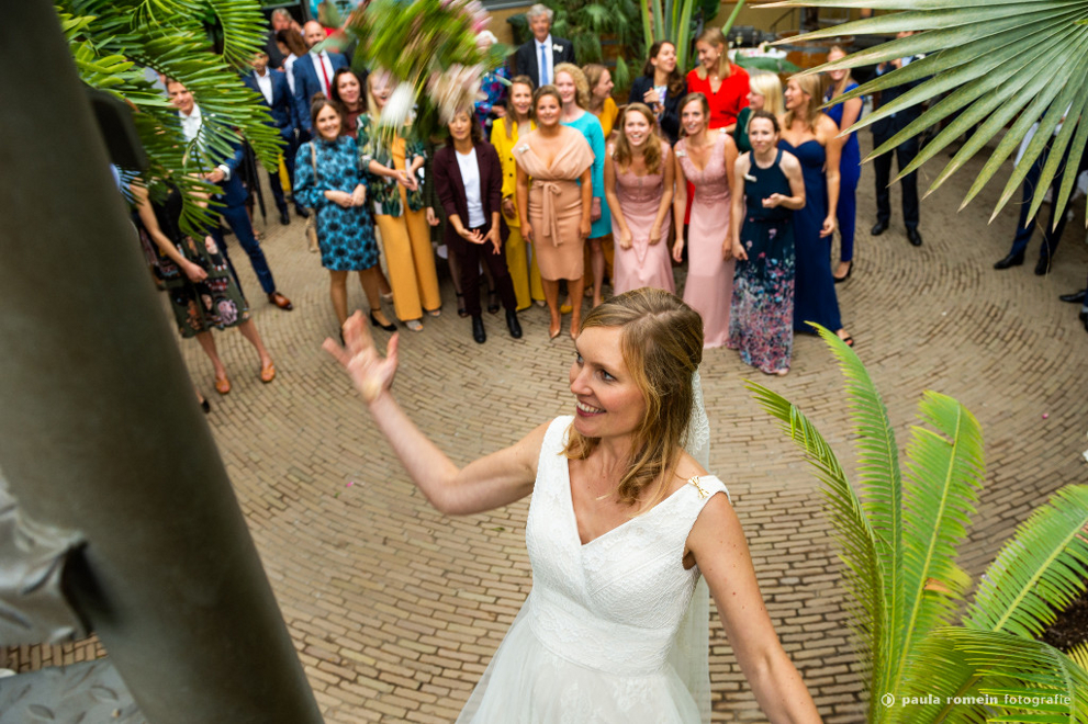 bruidspaar, trouwen, fotograaf, trouwfotograaf, Amsterdam, bruid, bruidegom, Hortus Botanicus, trouwreceptie, trouwboeket gooien