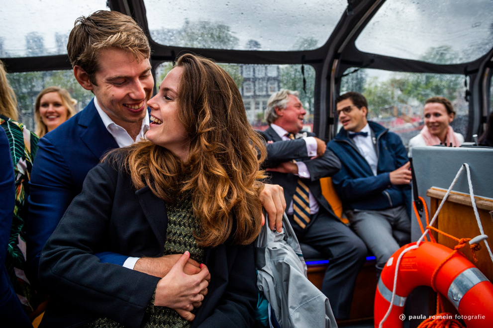bruidspaar, trouwen, fotograaf, trouwfotograaf, Amsterdam, bruid, bruidegom, varen, boot
