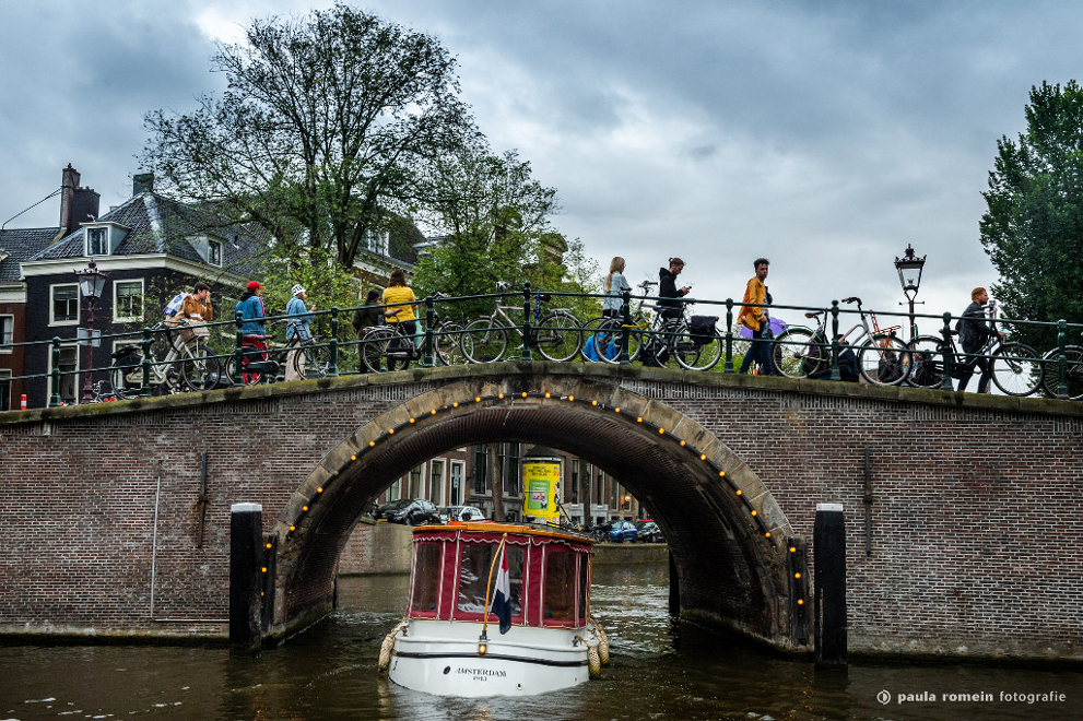 bruidspaar, trouwen, fotograaf, trouwfotograaf, Amsterdam, bruid, bruidegom, varen, boot