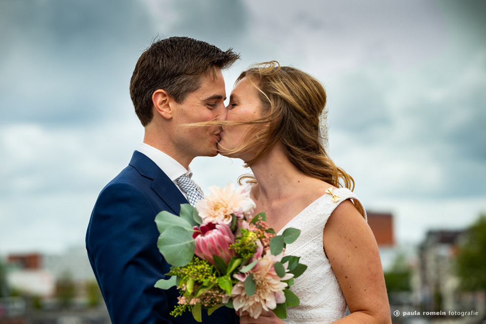bruidspaar, trouwen, fotograaf, trouwfotograaf, Amsterdam, bruid, bruidegom, fotoreportage, Magere Brug, kus